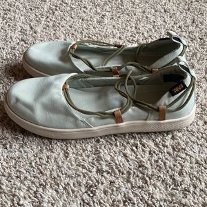 Like new mint Teva strappy shoes